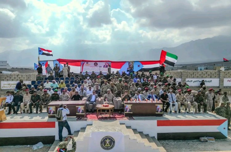 محافظ سقطرى يشهد حفل تخرج منتسبي الشرطة والقوات الخاصة من الدورة التدريبية العسكرية