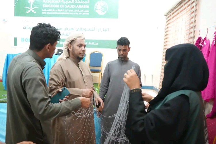 محافظ سقطرى يزور البازار التسويقي لمنتجات المستفيدات من برنامج التمكين المهني بدعم من مركز الملك سلمان للإغاثة