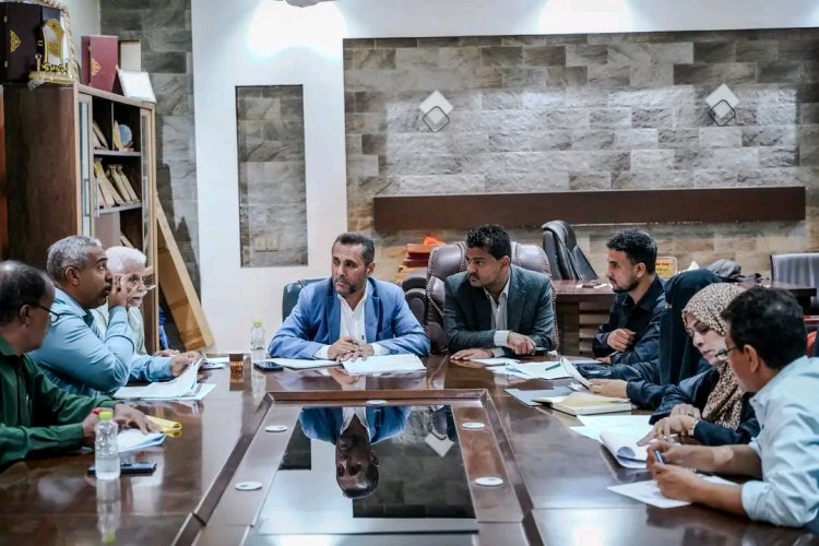وكيل عدن يناقش سير تنفيذ مشاريع مديرية الشيخ عثمان ويؤكد أهمية تعزيز التنسيق لضمان نجاح خطط التنمية