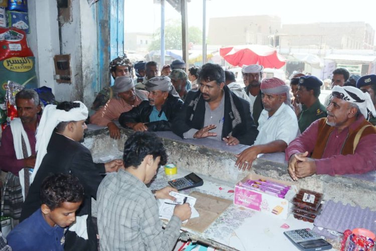 مڪتب الصناعة والتجارةبأبين ينفذ حملة رقابية على أسواق المحال التجارية في مديرية المحفد