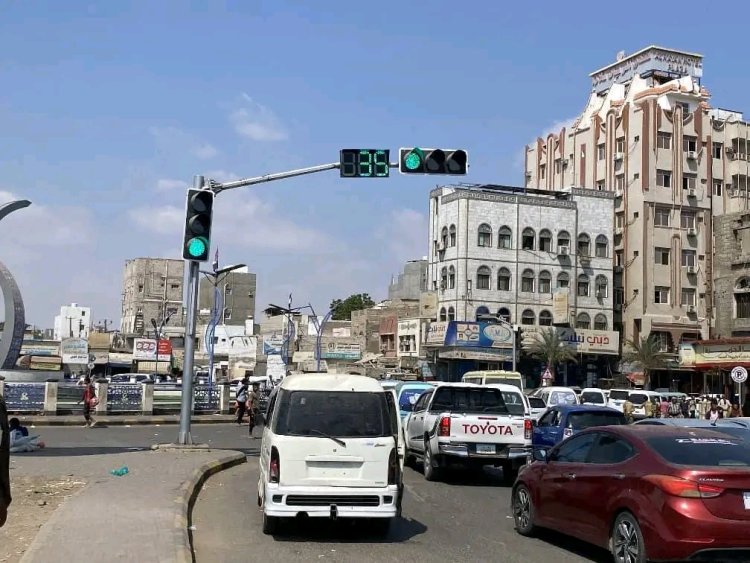 شرطة السير بعدن تدشّن التشغيل التجريبي للإشارات الضوئية في جولة القاهرة