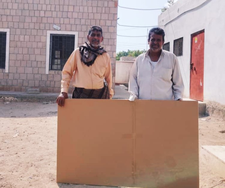 شركة الشامل للصرافة تقدم سبورة لمدرسة التوحيدي بزنجبار