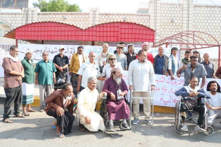 غضب الجرحى وأسر الشهداء يهز المعاشيق : مئات المحتجين يطالبون بحقوقهم المنسية في عدن