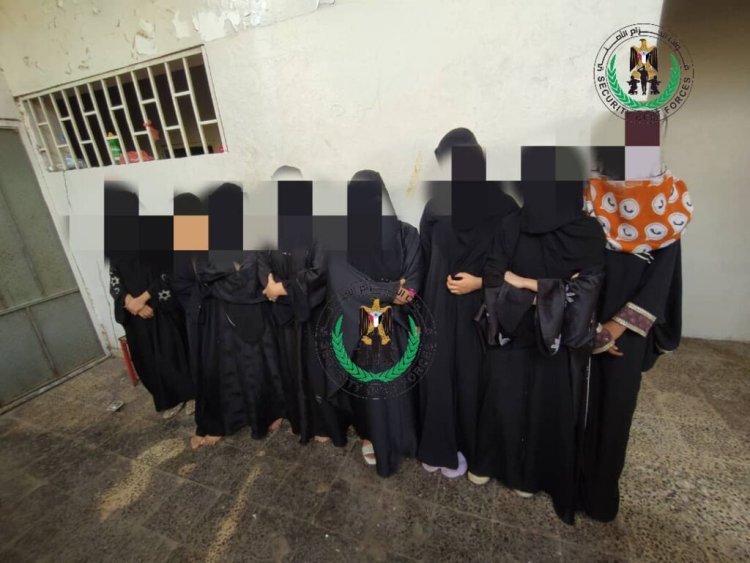 قوات الحزام الأمني بلحج تطيح بشبكتين منظمتين تمتهنان أنشطة غير مشروعة وترويج المخدرات