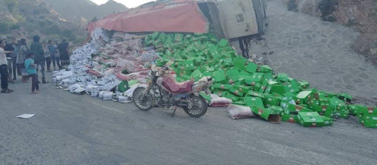 لحج.انقلاب شاحنة في المقاطرة وإصابة السائق إصابة طفيفة.