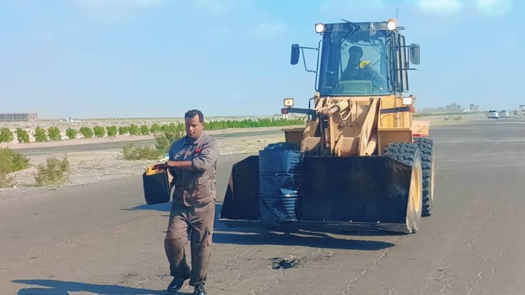 الشركة الكندية O M تواصل أعمال معالجة الحفَر بالخلطة الأسفلتية الساخنة من موقع الخلاطة الأسفلتية الحديثة إلى نقطة العَلَم