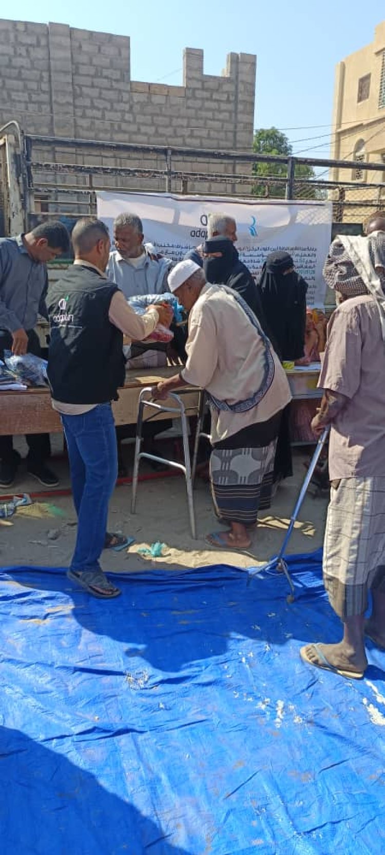 مؤسسة أدابت–إن Adaptin توزّع حفاضات وحقائب صحية وملابس لذوي الإعاقة في جمعية باتيس بخنفر – أبين