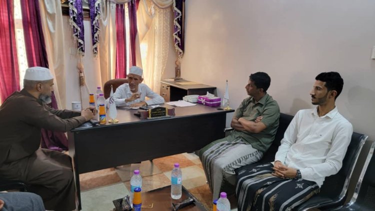 مدير عام مديرية دوعن يزور مؤسسة وادي دوعن للتنمية ويطّلع على مشاريعها وبرامجها