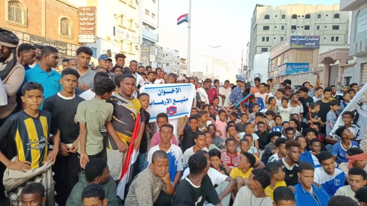 مظاهرة المكلاء الحاشدة اليوم تطالب بحظر حزب الاصلاح والحوثيين .وقوات النخبة الحضرمية الجنوبية تقوم بتأمينها