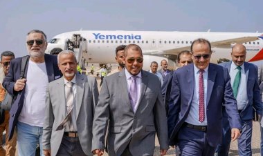 المحافظ الثقلي يستقبل وزير الصحة في مطار سقطرى الدولي