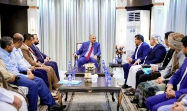 الرئيس الزُبيدي يستقبل وفدًا من أبناء المهرة ويجدد دعمه لتمكين أبناء المحافظة من إدارة شؤونهم