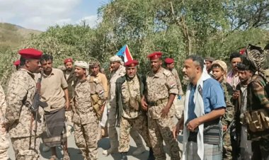 رئيس تنفيذية انتقالي أبين يرفع علم دولة الجنوب العربي في جبهة ثرة بمشاركة قيادات أمنية وعسكرية