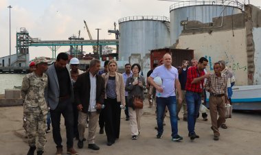 وفد من البنك الدولي يتفقد مركز الأنزال السمكي الدوكيارد في العاصمة عدن