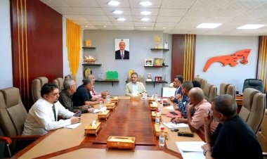 لملس يناقش مع قيادات المصافي ومنشأة الغاز إجراءات عاجلة لمعالجة الأزمة