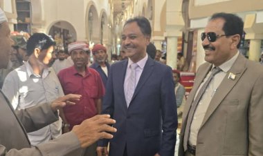 باعوم يتفقد أسواق سيئون ويطمئن على عودة الحياة الطبيعية بعد تحرر الوادي