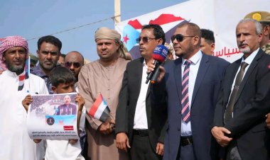 محافظ سقطرى يشهد اعتصامًا جماهيريًا مفتوحًا بحديبو للمطالبة بإعلان دولة الجنوب العربي