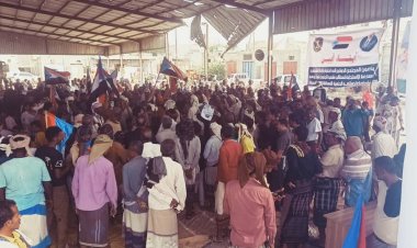 حشود جماهيرية من زنجبار وخنفر تتوافد إلى مخيم الاعتصام المفتوح للمطالبة بإعلان دولة الجنوب العربي