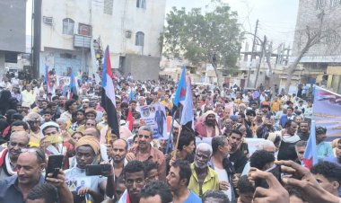 احتشاد جماهيري واسع في ساحة اعتصام الحوطة يطالب بإعلان استقلال الجنوب