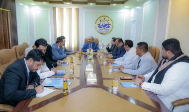 وزير النقل يناقش مع قيادة المهرة سبل تطوير قطاعات النقل ويؤكد أولوية دعم المشاريع الاستراتيجية بالمحافظة