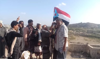 رفع علم الجنوب العربي على مبنى الأمن العام لودر