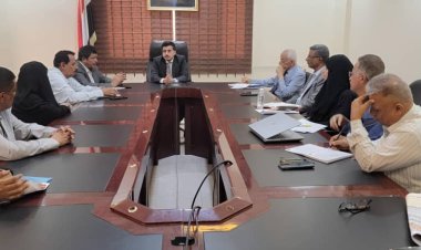 نائب وزير المياه والبيئة بن عفرار يناقش مع أمين عام محلي المهرة أوضاع قطاع المياه والبيئة في المحافظة