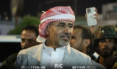 ساحة العروض تهتز بوصول الرئيس الزُبيدي.. التحام مباشر مع جماهير الجنوب يؤكد وحدة الصف والقرار