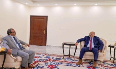 خلال لقائه مع محافظ البيضاء..الرئيس الزُبيدي: تأمين الجنوب حجر الزاوية والمنطلق الحقيقي لأي معركة جدية لتحرير الشمال