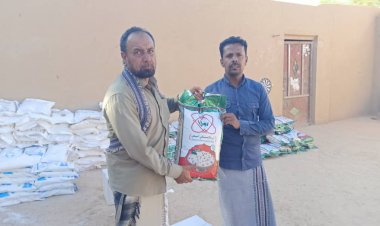 لليوم الثاني بعد تدشينها أمس.. انتقالي القطن يواصل توزيع السلال الغذائية للأسر الفقيرة