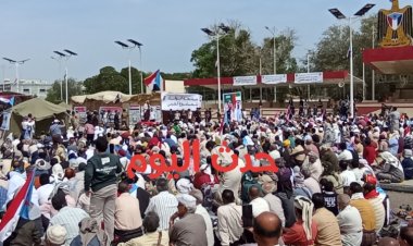 حشود كبيرة تشارك في صلاة الجمعة بخور مكسر في العاصمة عدن..صور..