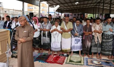 أبناء أبين يؤدّون صلاة الجمعة في ساحة الاعتصام تأكيدًا على ثباتهم وتمسّكهم بإعلان دولتهم