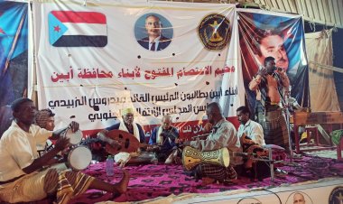 الفنانان علي عمورة ونبيل عمر يحييان سهرة فنية في مخيم الاعتصام بزنجبار