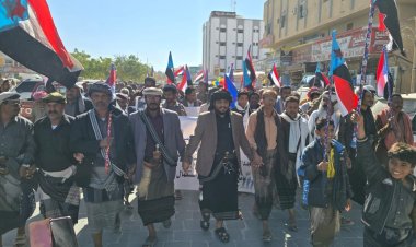 اعتصام عتق يتوسع: حشود من نصاب والروضة تطالب الرئيس الزُبيدي بإعلان دولة الجنوب