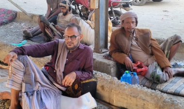 الإعلامي رياض منصور يزور مخيم الاعتصام في زنجبار و يؤكد دعمه للقيادة السياسية الجنوبية