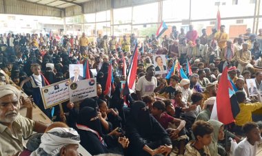 محافظ أبين يتقدم  الحشود الوافدة لمخيم الاعتصام.