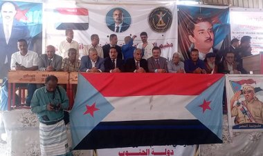 مخيم الاعتصام المفتوح بزنجبار يشهد مشاركة واسعة لقيادات السلطة المحلية والجامعية ومنسقية جامعة أبين