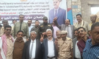 محافظ لحج يزور مخيم الاعتصام بساحة الحرية ويبارك من أعلى منصة الساحة إعلان دولة الجنوب العربي