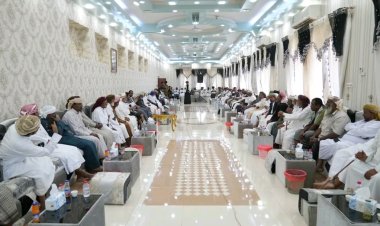 محافظ المهرة بن ياسر يعقد لقاءً تشاوريًا مع الشيوخ والأعيان لتعزيز التهدئة والحفاظ على الاستقرار