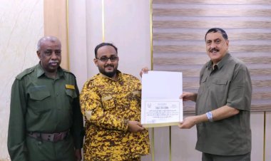 شرطة عدن تكرّم ثلاثة من ضباط وأفراد حراسة المنشآت نظير جهودهم وتفانيهم في عملهم