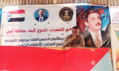 محاضرة سياسية وسهرة فنية تُلهبان الأجواء في مخيم الاعتصام بزنجبار