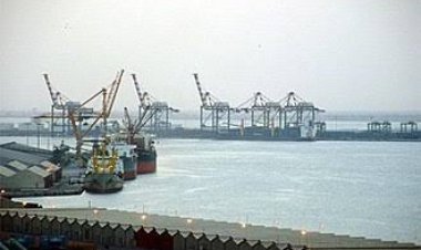 مصدر يوضح حقيقة وقف الملاحة البحرية في ميناء عدن