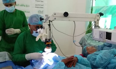 محافظ أبين ومدير عام الصحة يدشنان عمليات سحب المياه البيضاء وزراعة العدسات في مخيم طبي مجاني بباتيس