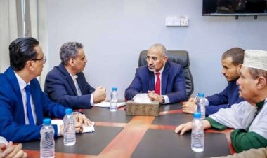 الرئيس الزُبيدي يتفقد سير العمل في وزارة الإدارة المحلية بالعاصمة عدن