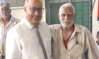 معلم يجري عملية جراحية في العيون على يد أحد تلاميذه بمحافظة أبين