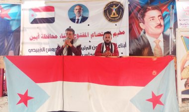 العولقي يقدم محاضرة سياسية توعوية في مخيم الاعتصام أبين