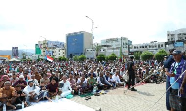 صلاة جمعة حاشدة في خور مكسر تجسد التلاحم الشعبي ووحدة الموقف الجنوبي