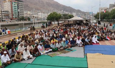 حضور جماهيري كبير في صلاة الجمعة بساحة الاعتصام في المكلا