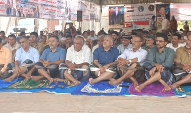 أبناء  أبين يؤدون صلاة (جمعة الثبات والتمكين)  في ساحة الاعتصام بزنجبار