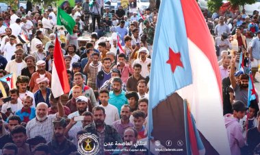 لليوم الثالث عشر.. ساحة اعتصام خور مكسر تستقبل حشودًا جماهيرية من الأزارق الضالع والمنصورة