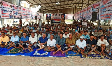 أبناء  أبين يؤدون صلاة (جمعة الثبات والتمكين)  في ساحة الاعتصام بزنجبار