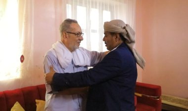 رئيس حلف قبائل حضرموت يزور أسرة شهيد الهبة الحضرمية عمر بازنبور ويؤكد الوفاء لمسيرة الشهداء